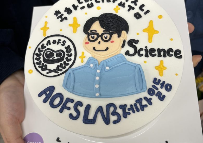교수님 수상 축하 케잌 및 해외 동문들
